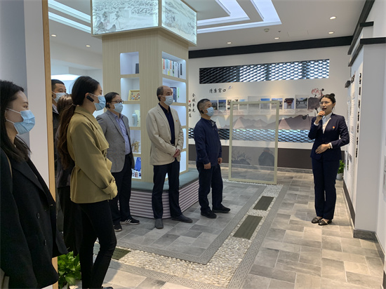 cb319d90e217ca12ad0c2fbcdbdcb92c.jpg 參觀杭紹臺高速崇仁服務區“清廉驛站”.jpg